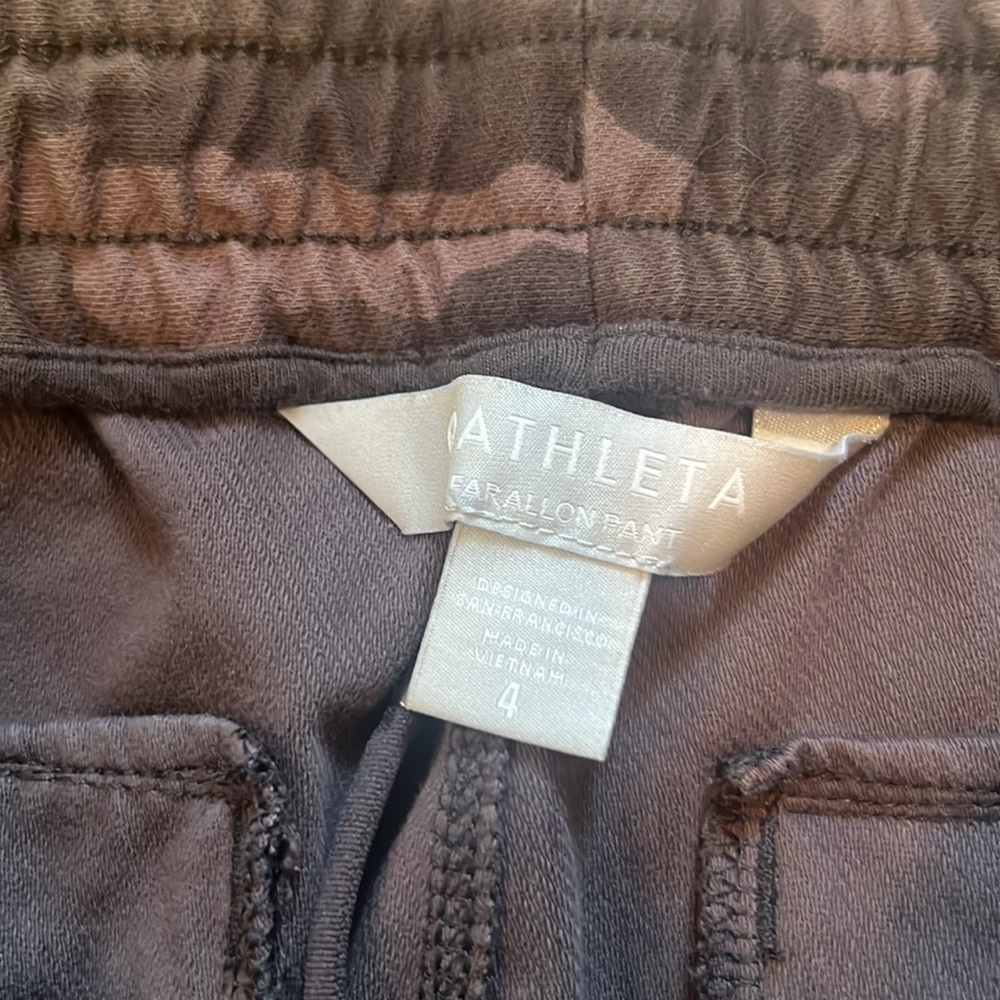 Athleta Farallon Jogger Pant Women's Size 4 Zip Ankle & Pocket Camo Camouflage - Picture 3 of 11